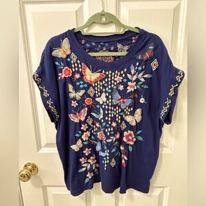 Johnny Was embroidered tee. XL